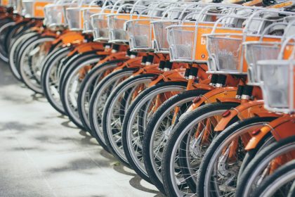 Biciclette elettriche, molte sono made in China: contestazioni, dazi e opportunità