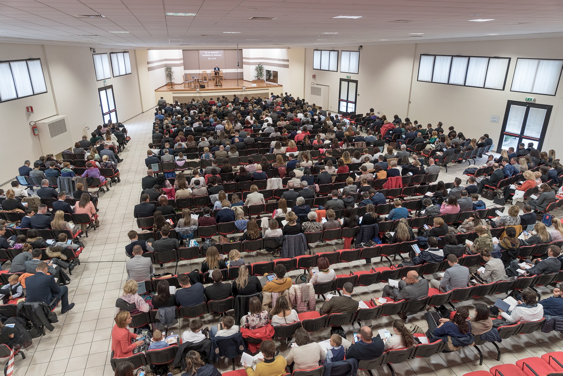 Italieni, austriaci și români uniți la Congresul Martorilor lui Iehova  “Să nu renunțăm să împlinim Legea lui Cristos”