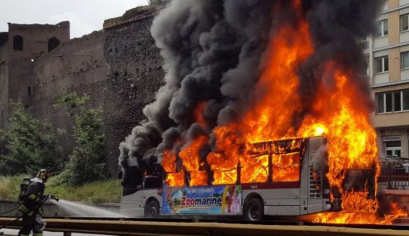 Roma, Autobus ATAC a fuoco in pieno Centro