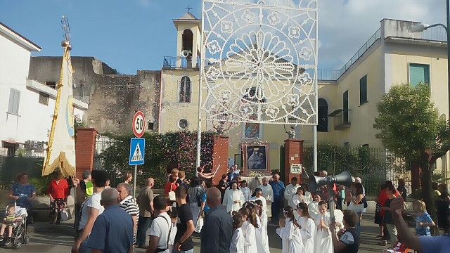 Mariglianella: Processione Madonna della Sanità per la Festa Mariana sulle Taverne promossa dall’omonima associazione e dalle Suore Domenicane.