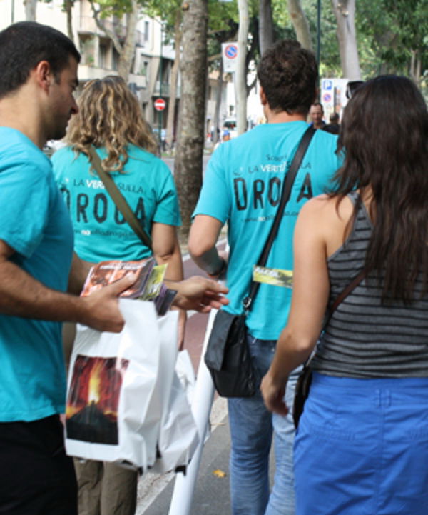 I volontari della Chiesa di Scientology in azione contro la droga a Lucca e a Firenze