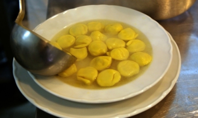 Storia e ricetta degli anolini in bordo, il piatto più caratteristico della cucina parmigiana