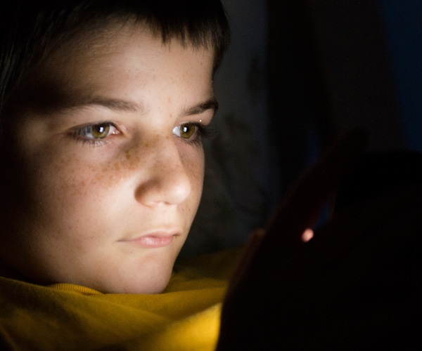 Adolescenti e tecnologia: come evitare la dipendenza dei più piccoli