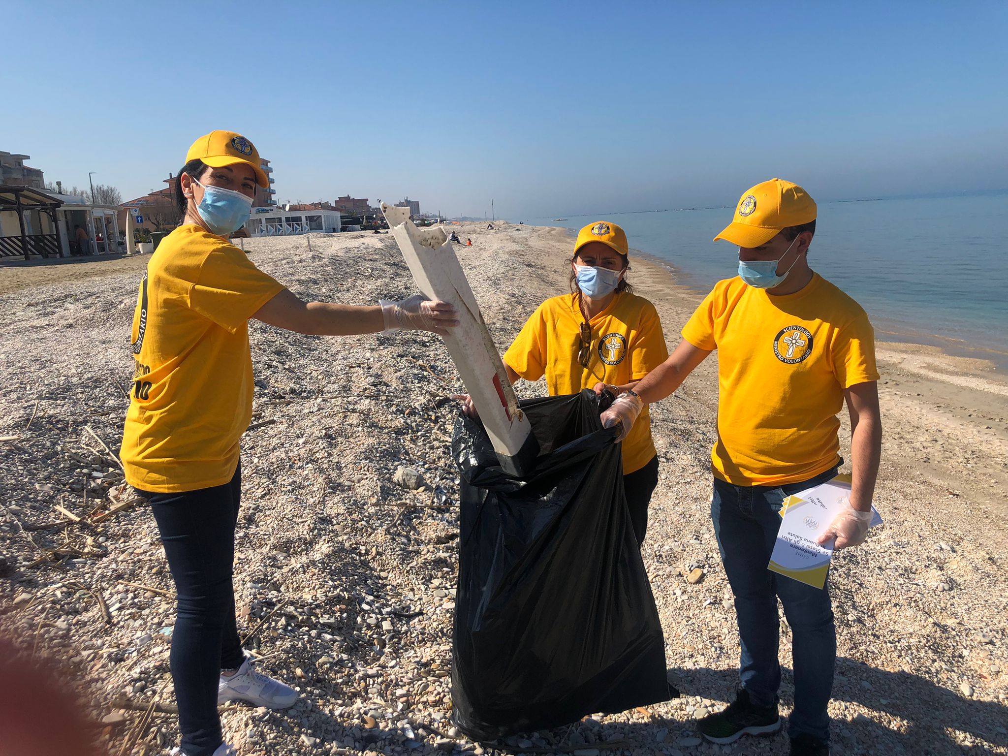 Marotta: Volontari attivi per ridurre i danni della plastica abbandonata sulla spiaggia