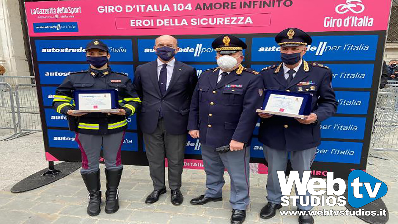 Foto 1 - Polizia di Stato e Autostrade per l’Italia, al Giro premiati gli “Eroi della sicurezza”