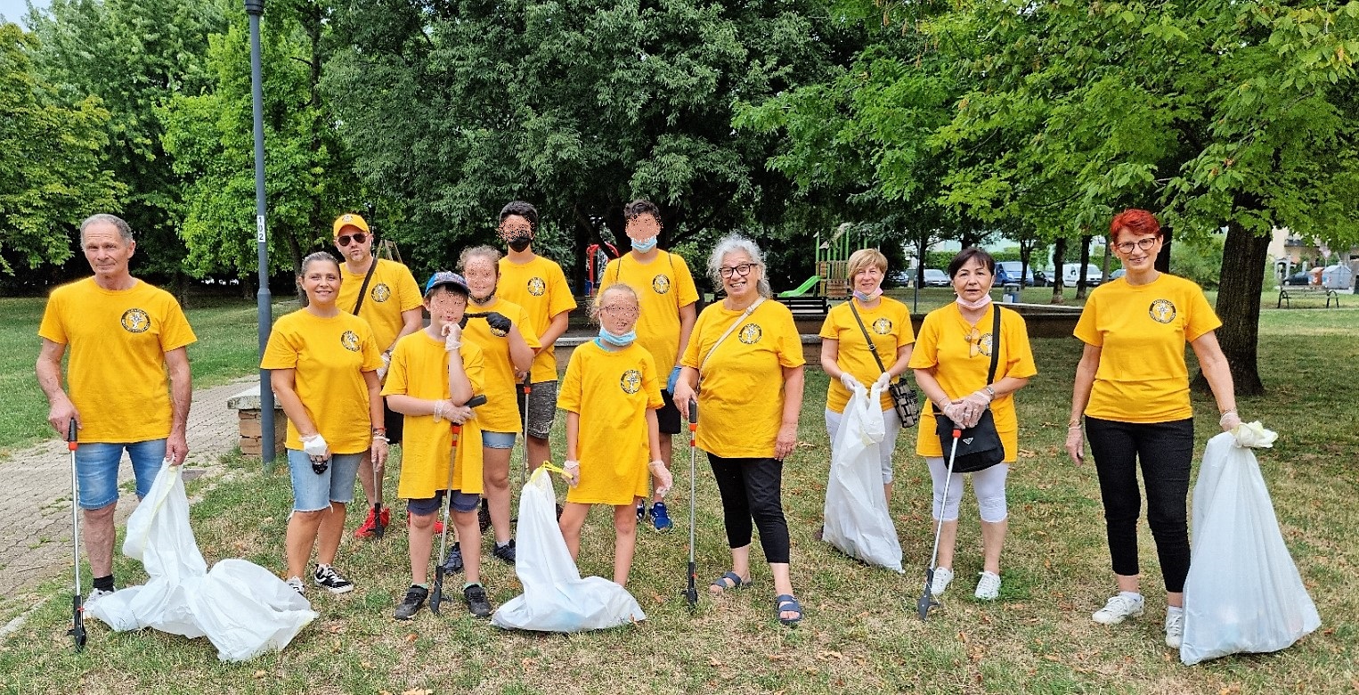 Ministri Volontari di Scientology puliscono il giardino Gerre