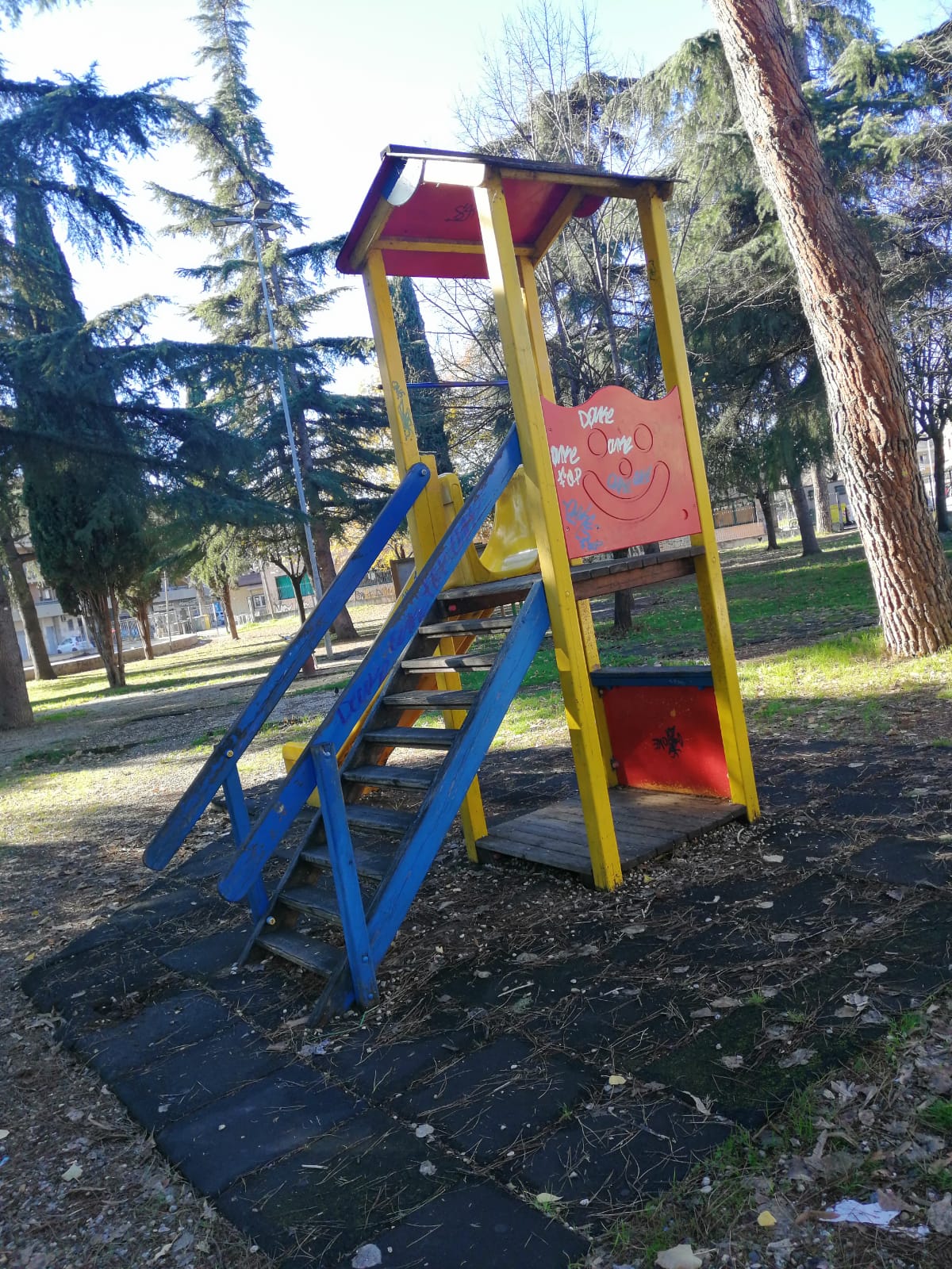  Villanova di Guidonia, Italia dei Diritti denuncia parco giochi pericolante e rifiuti in strada