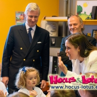 Foto 1 - Il Re del Belgio incontra Hocus&Lotus, i dinocroc che insegnano le lingue ai bambini