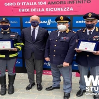 Foto 1 - Polizia di Stato e Autostrade per l’Italia, al Giro premiati gli “Eroi della sicurezza”