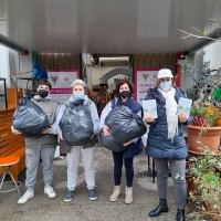 Foto 1 - 7 sacchi di vestiti donati dai volontari del gruppo La via della felicità per le famiglie bisognose di Pesaro