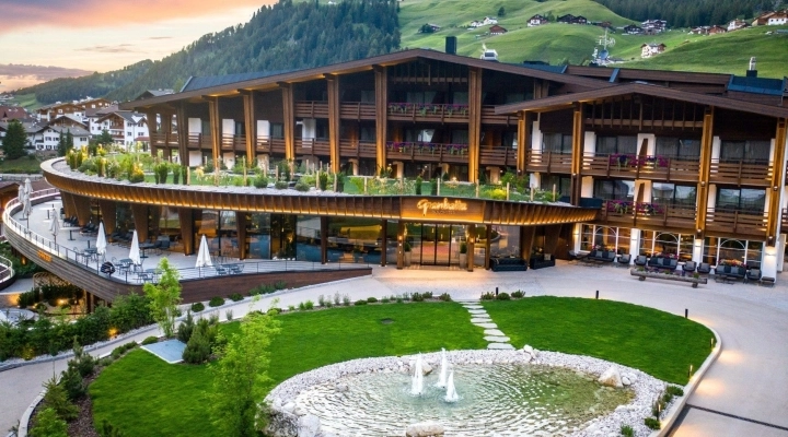 Quando l’ospitalità è un’arte: un’estate di benessere e buona tavola all’Hotel Granbaita Dolomites, raffinato 5 stelle di Selva di Val Gardena