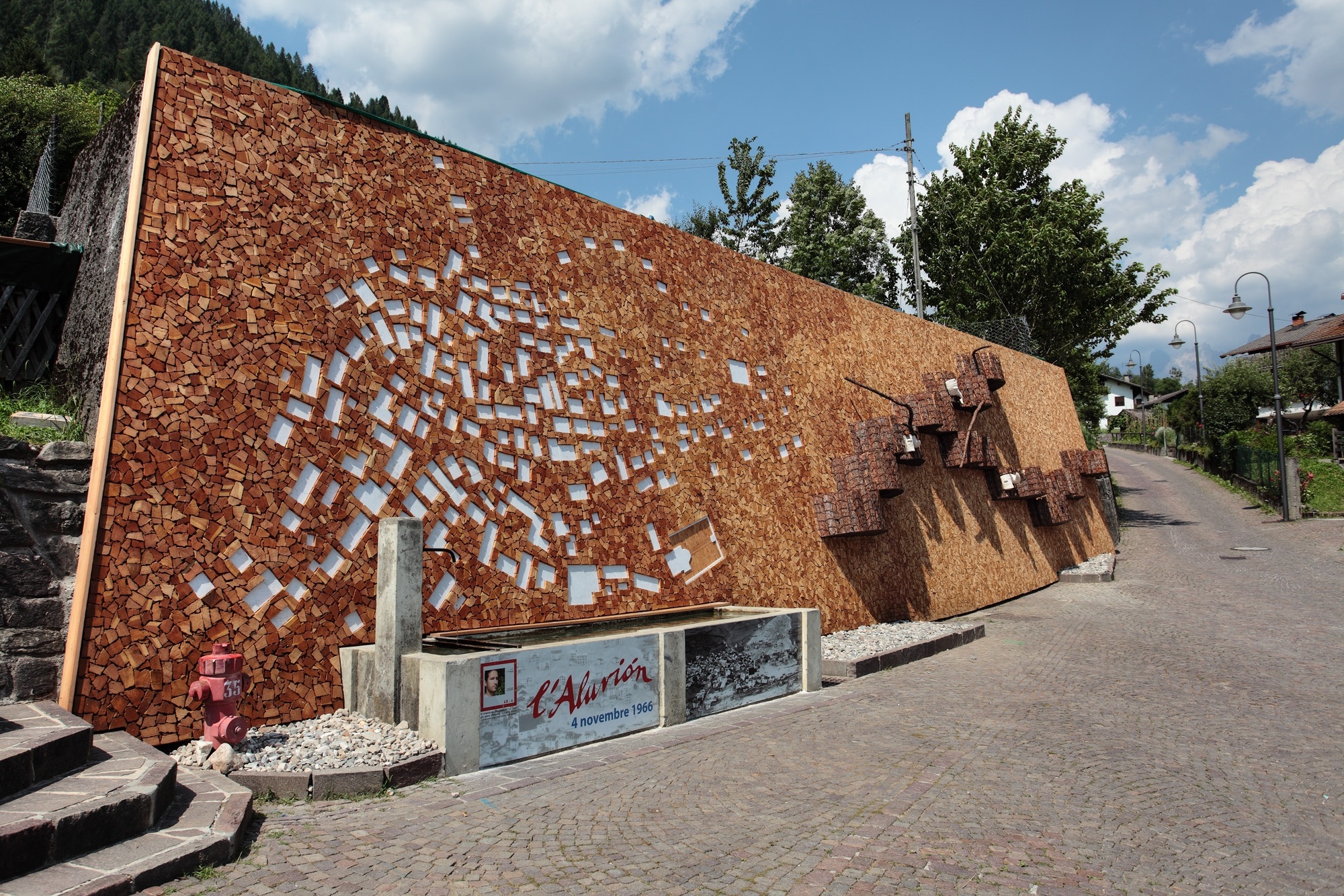 8 nuove cataste d'autore a Mezzano di Primiero, borgo trentino dove le cataste di legna diventano opere d'arte