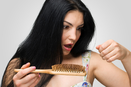 Caduta dei capelli: 2 rimedi naturali per evitarla