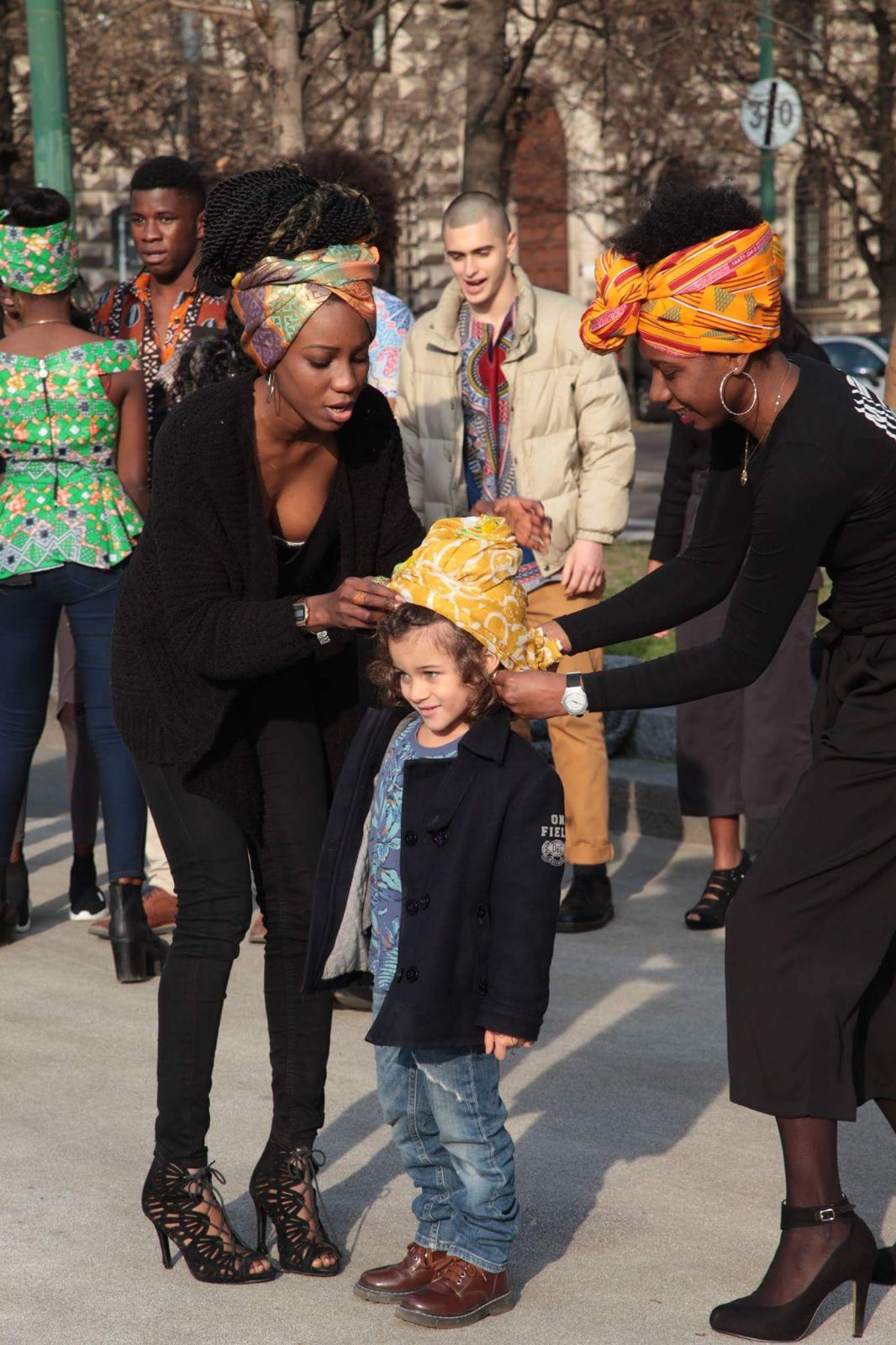 Afro Fashion Week. Fra moda e multiculturalità un bambino incanta tutti al castello sforzesco di Milano.