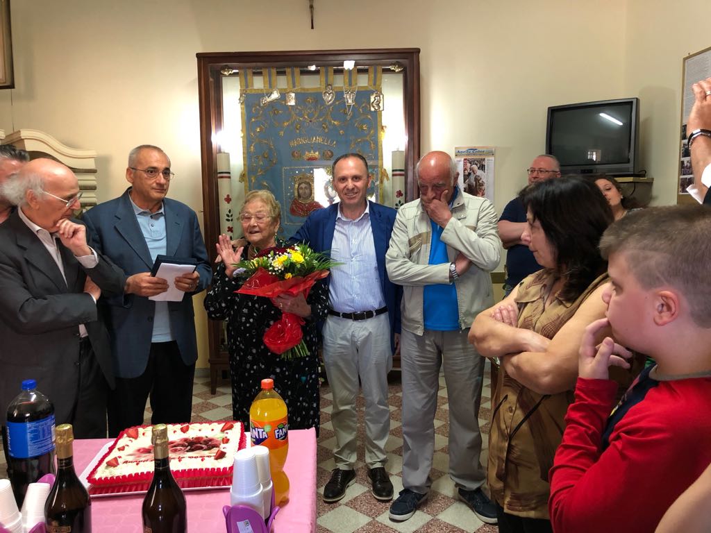Mariglianella: L’Associazione “Maria SS. dell’Arco” premia la “Mamma più anziana” nella Festa della Mamma. Presenti il Sindaco Felice Di Maiolo ed il Parroco Don Ginetto De Simone.
