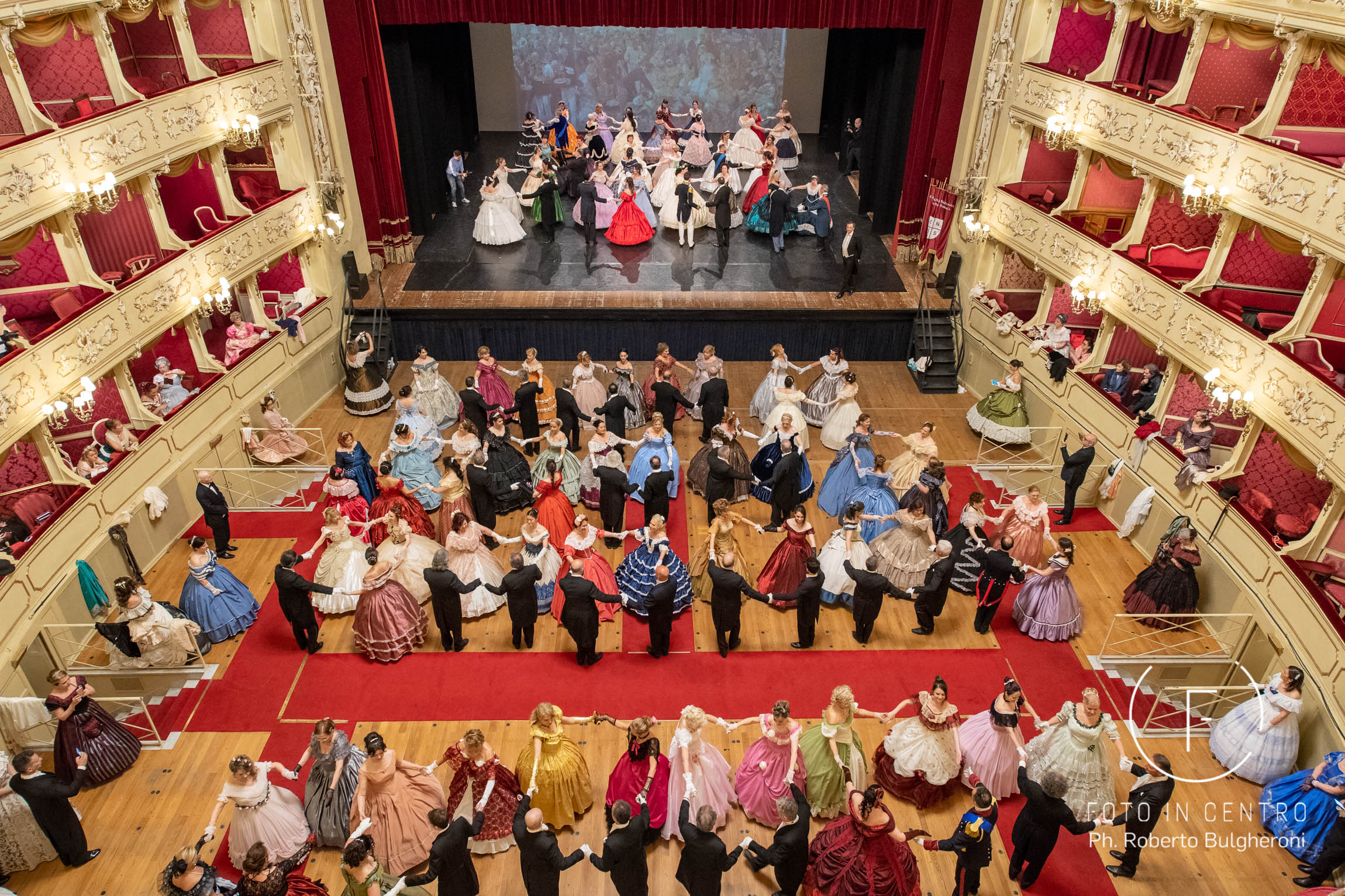 La Compagnia Nazionale di Danza Storica di Nino Graziano Luca, incontra la Grande Opera sabato 11 agosto allo Sferisterio di Macerata 