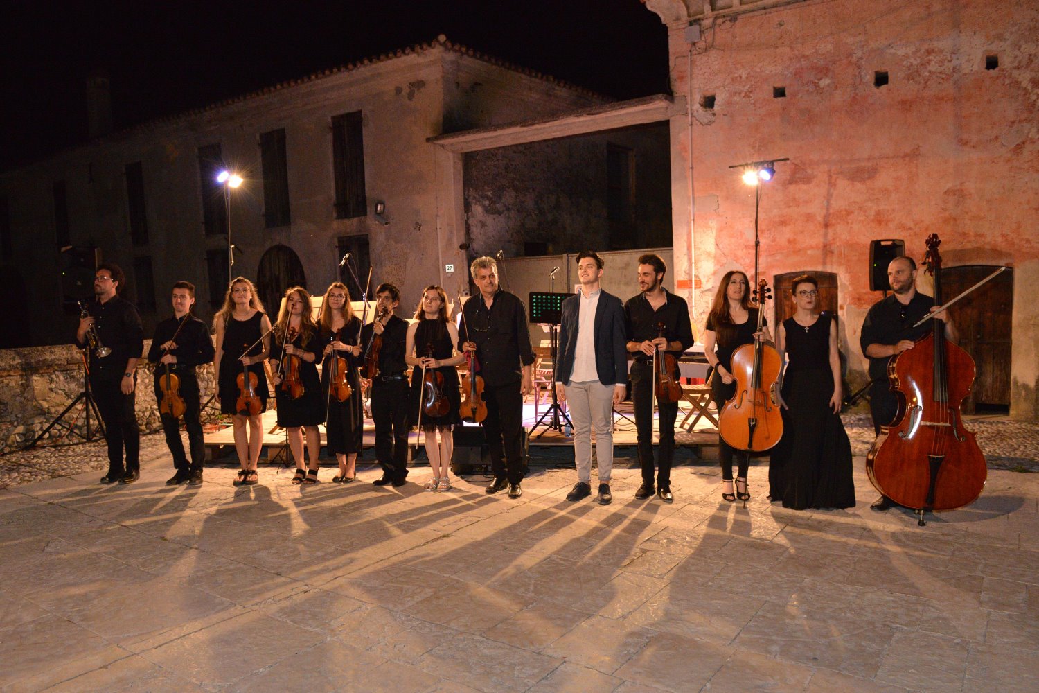 La Piccola Orchestra Veneta, diretta dal Maestro Giancarlo Nadai, e il soprano Loredana Zanchetta incantano il pubblico a “Musica sotto le stelle”.