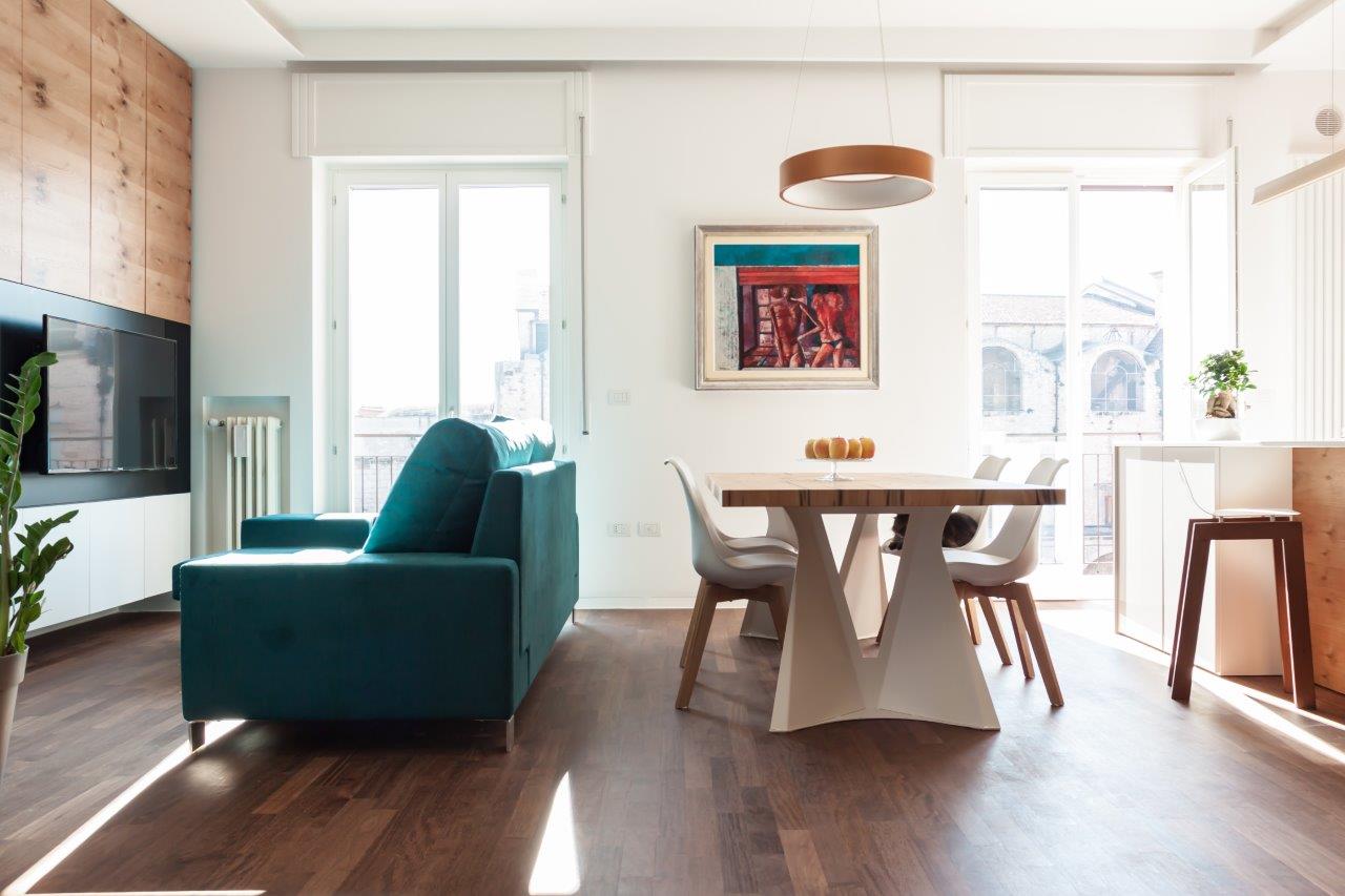 Casa AB by m12 AD: un’alternanza di lucido e opaco, di colori caldi e riflessi metallici per un appartamento studiato come uno scrigno 