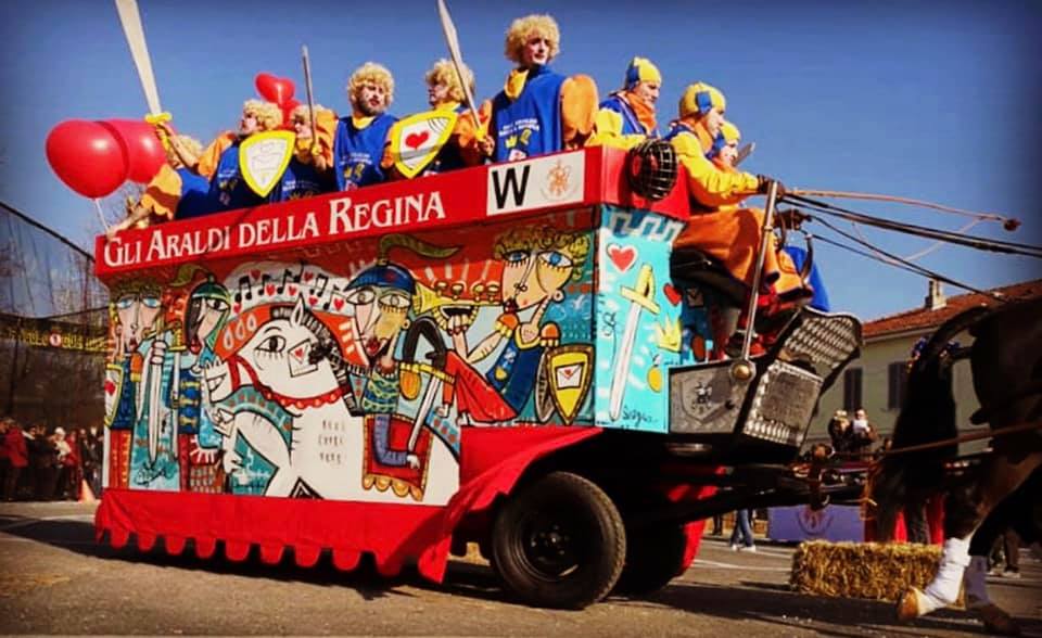 Il carro da getto del Carnevale di Ivrea dipinto dall'artista Siviglia