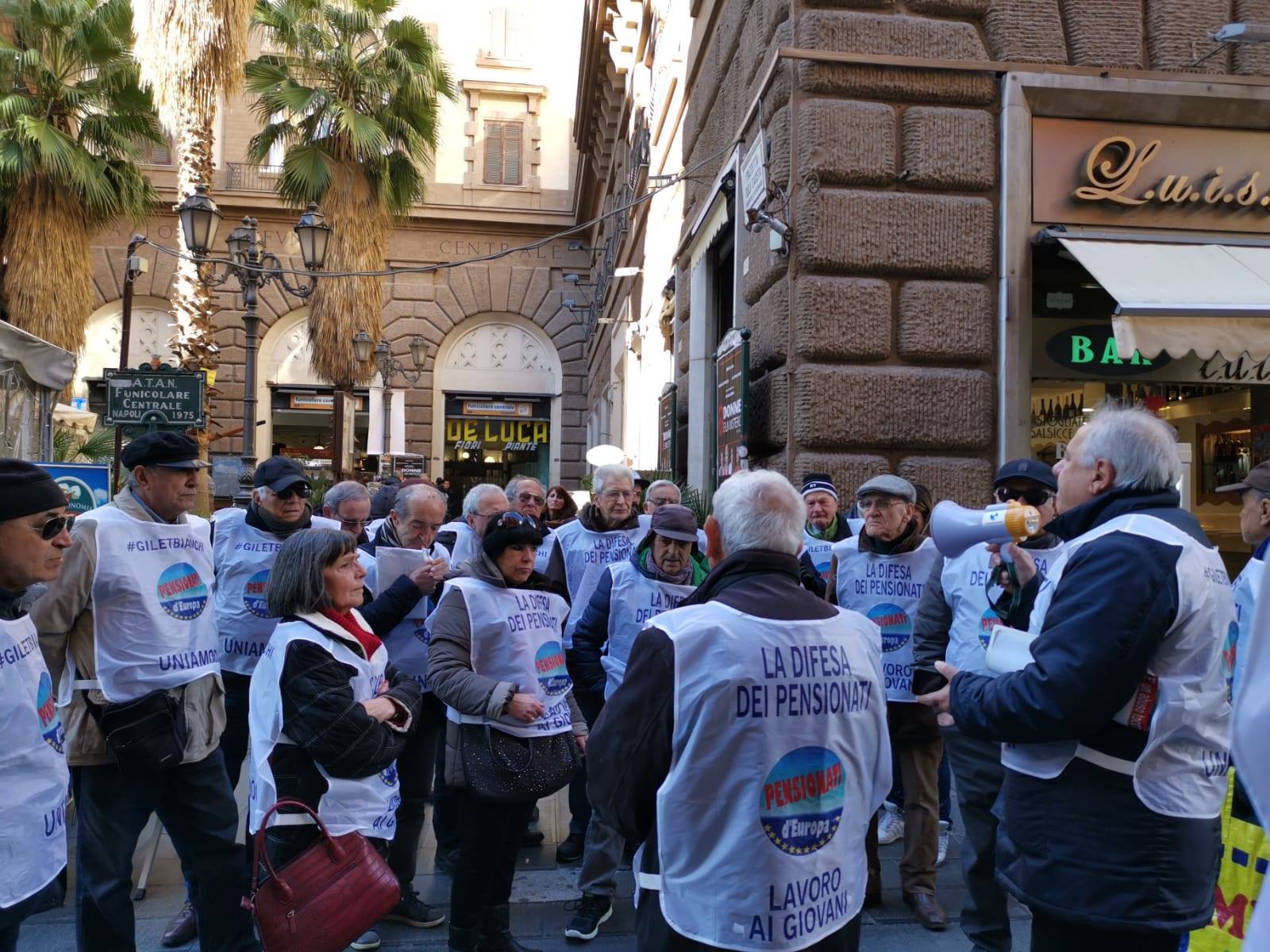 Flash Mob dei Gilet Bianchi contro la sospensione delle prestazioni sanitarie, la decurtazione degli importi pensionistici e il “caro trasporti” per  gli ultra 70enni
