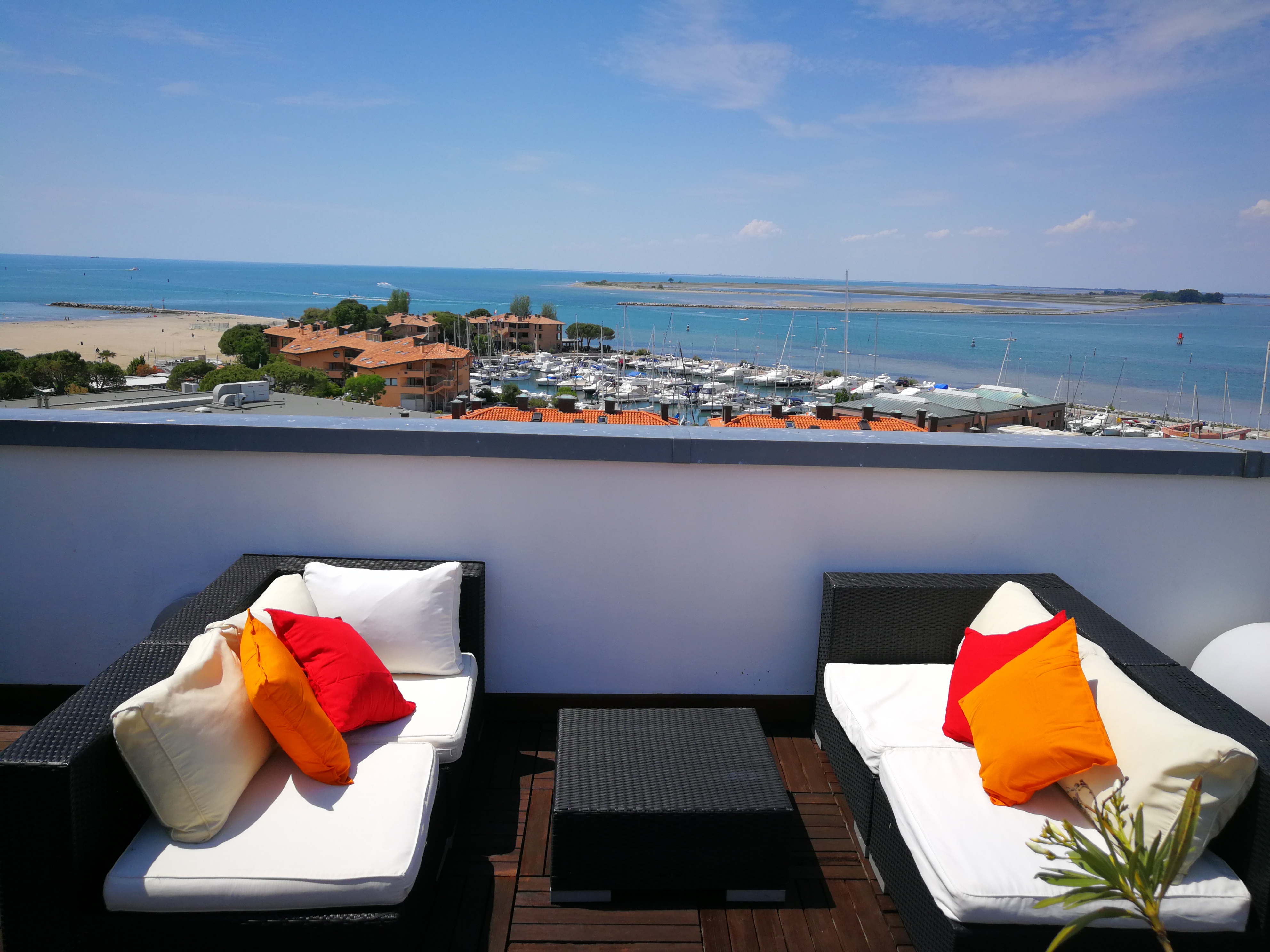 A Grado nuovo appuntamento con i “Laguna AperiSky”, gli aperitivi sul rooftop vista mare del Laguna Palace Hotel