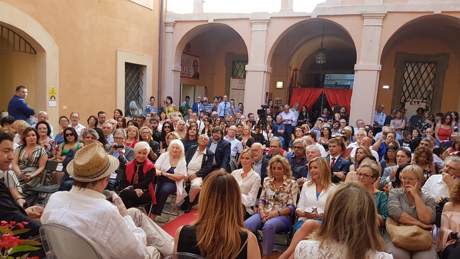 Foto 6 - Inaugurazione tra gli applausi per Spoleto Arte con Sgarbi, Alberoni e molti altri amici vip