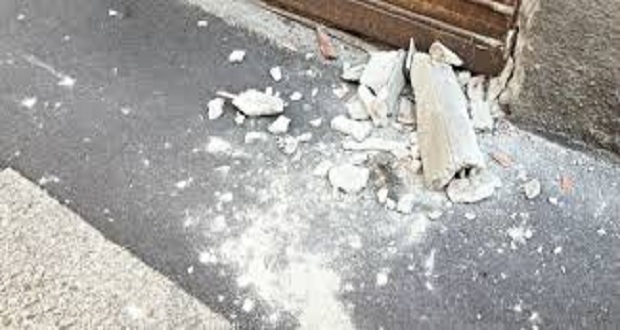 Crollo calcinacci e pezzi di cornicione nelle case popolari di Ponticelli (NA)
