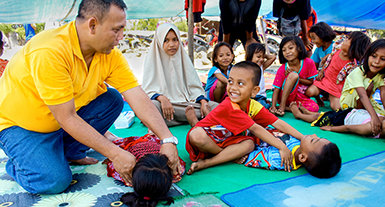 I Ministri Volontari di Scientology portano aiuto ai terremotati in Indonesia