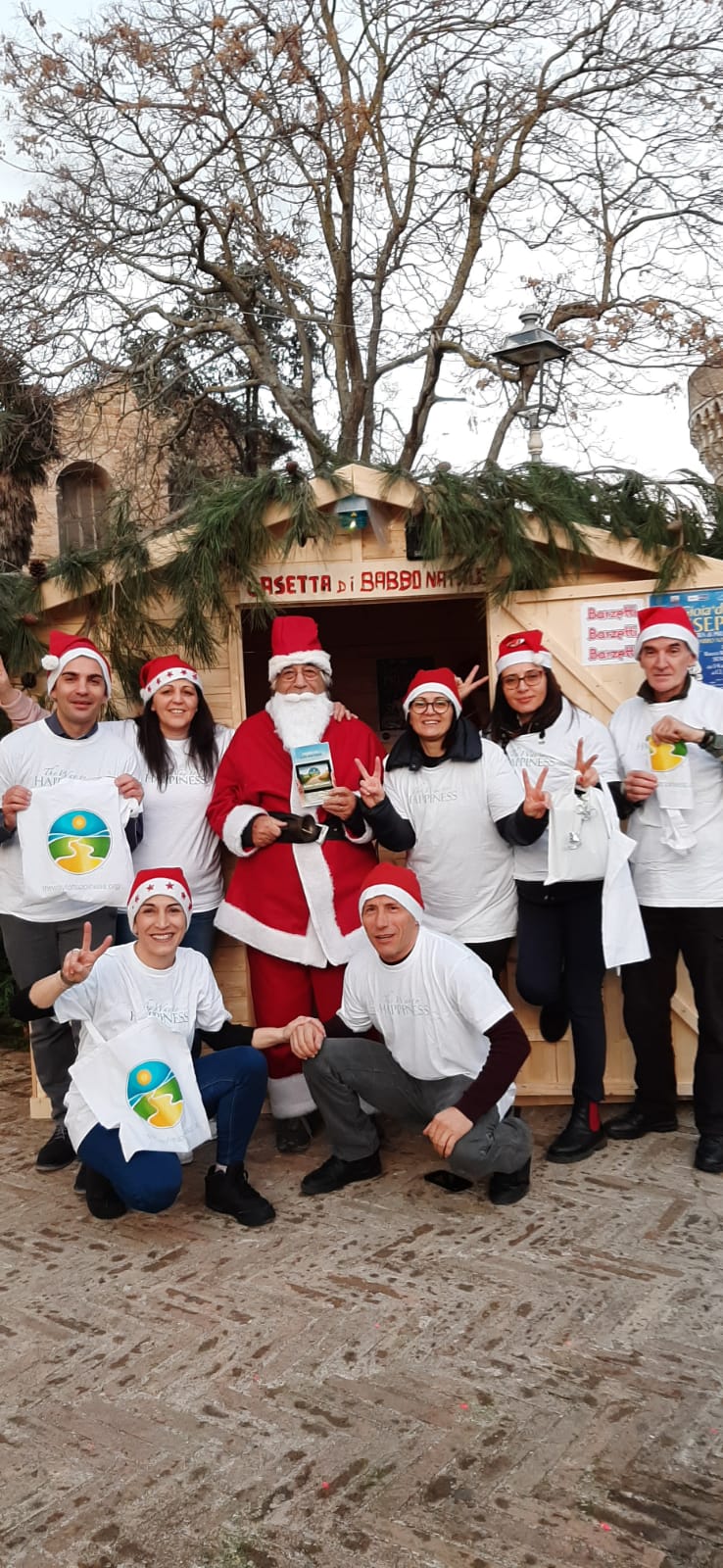 Anche quest’anno arriva il Natale… presenti anche i volontari a donare “La via della felicità”