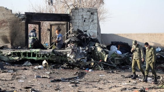 Iran, precipita Boeing ucraino appena decollato da Teheran: 177 morti