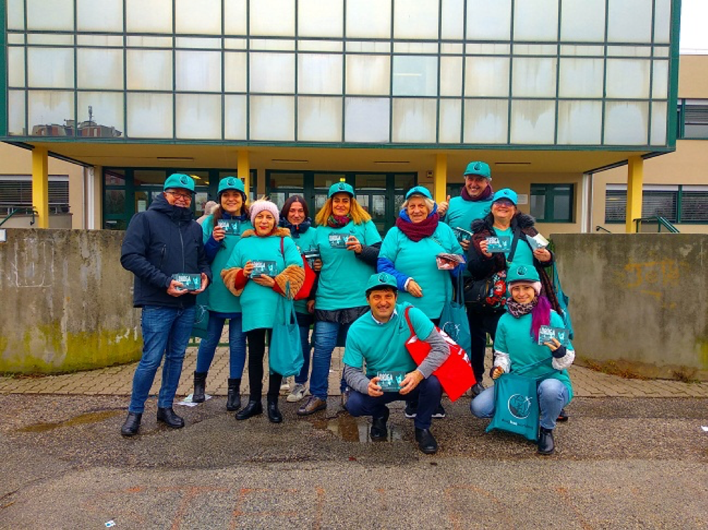 Ravenna – Sotto la pioggia, sabato scorso i volontari “Mondo libero dalla droga” distribuiscono centinaia di opuscoli di prevenzione alla droga. 