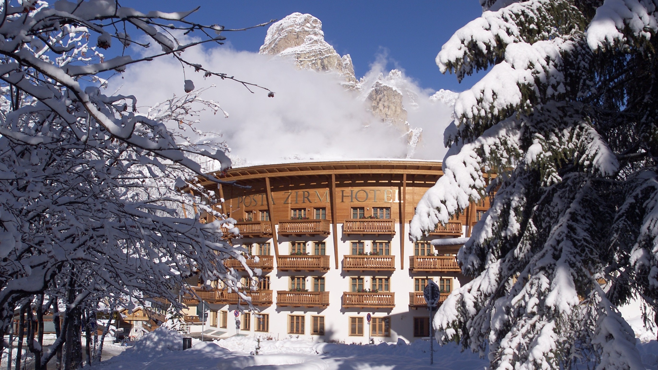 Dolomiti Super Sun al Posta Zirm Hotel di Corvara in Val Badia. In marzo le (ultime) sciate sono ancora più convenienti