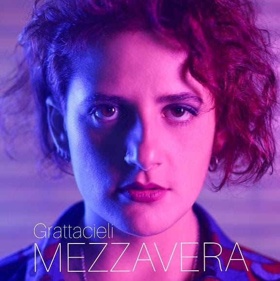 Mezzavera: anticipando l’album d’esordio in uscita a gennaio 2020 è “Grattacieli” il nuovo singolo della giovane cantautrice romana 