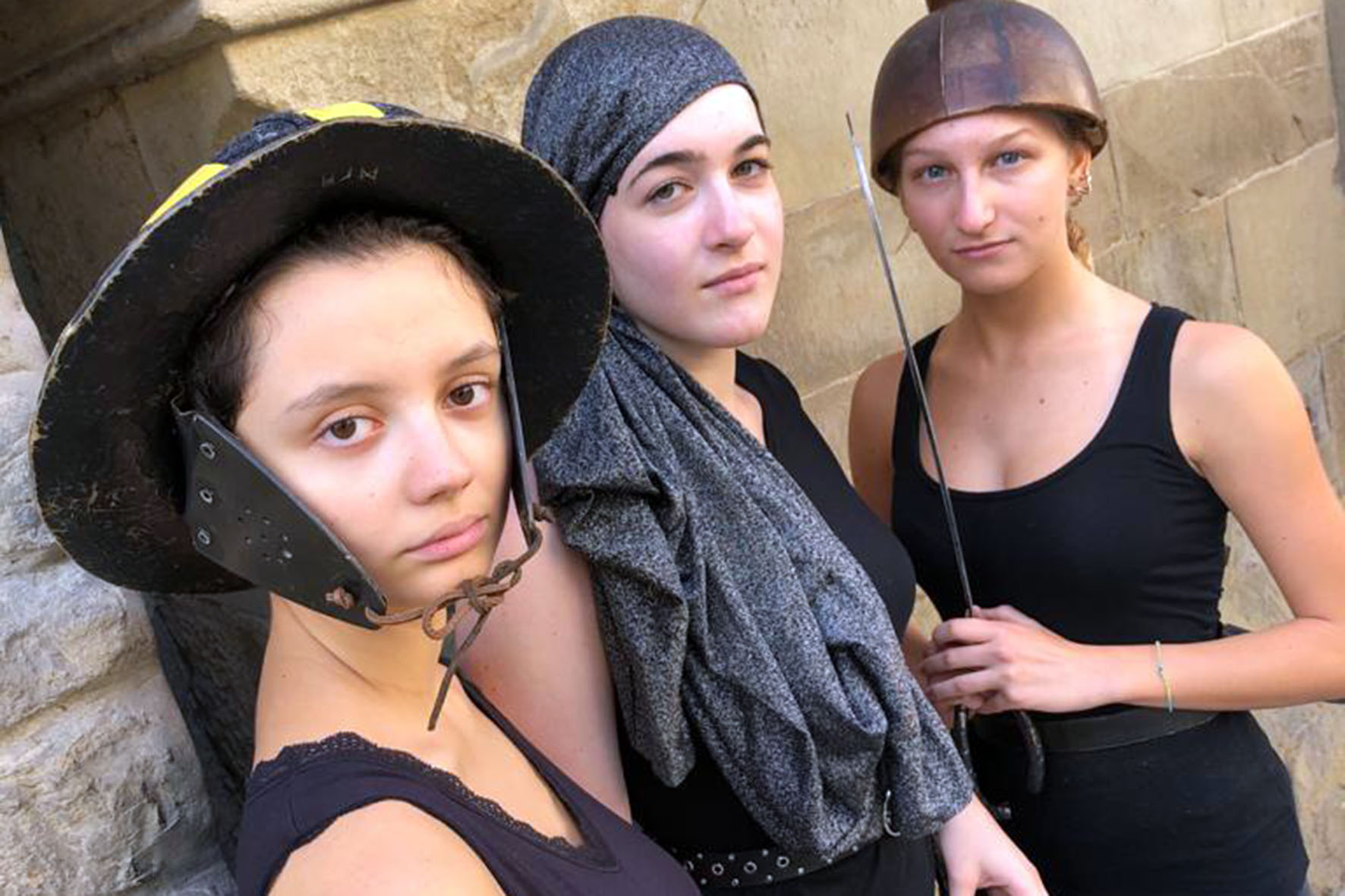 “Bacerò la tua bocca”, tre giovani attrici in scena a Castelsecco