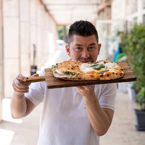 Il pizzaiolo Errico Porzio ritira il premio Follia Creativa in rappresentanza degli imprenditori del settore dell’ospitalità e dei ristoratori