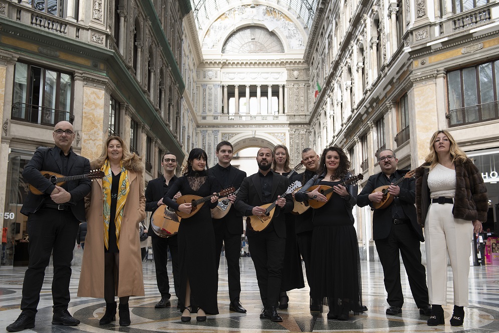 Sanremo 2021: Ermal Meta con Napoli Mandolin Orchestra, fondono suggestioni e melodie provenienti dal Sud.