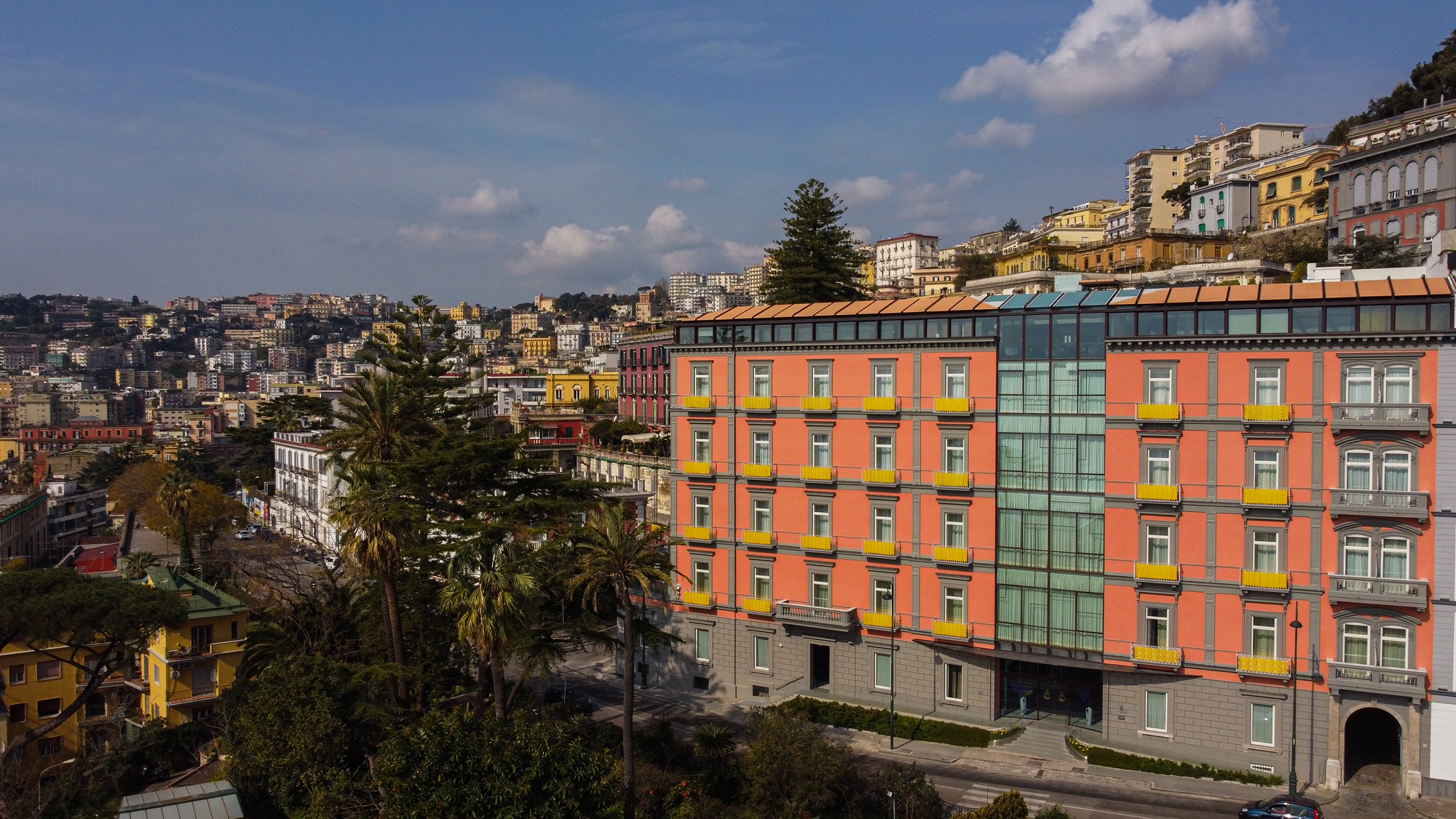L’Hotel  “The Britannique Naples” si tinge di giallo