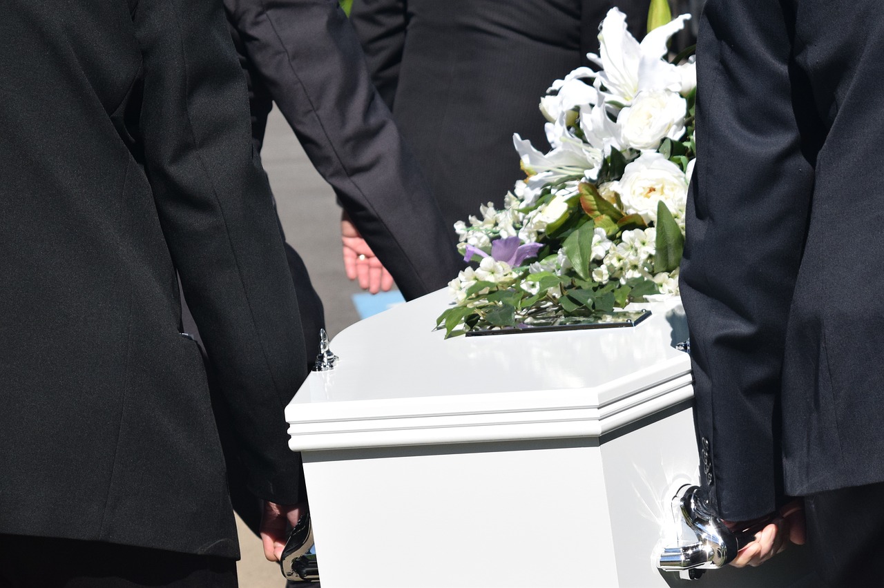 Come organizzare un funerale: le decisioni da prendere