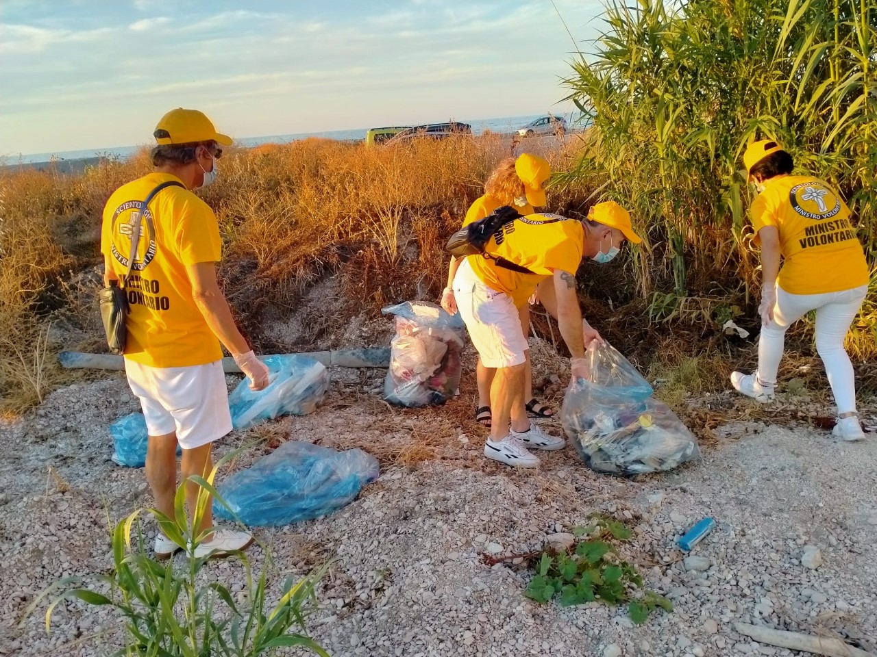 Ministri volontari a Marotta per la Giornata di azione europea raccolta coperchi di plastica