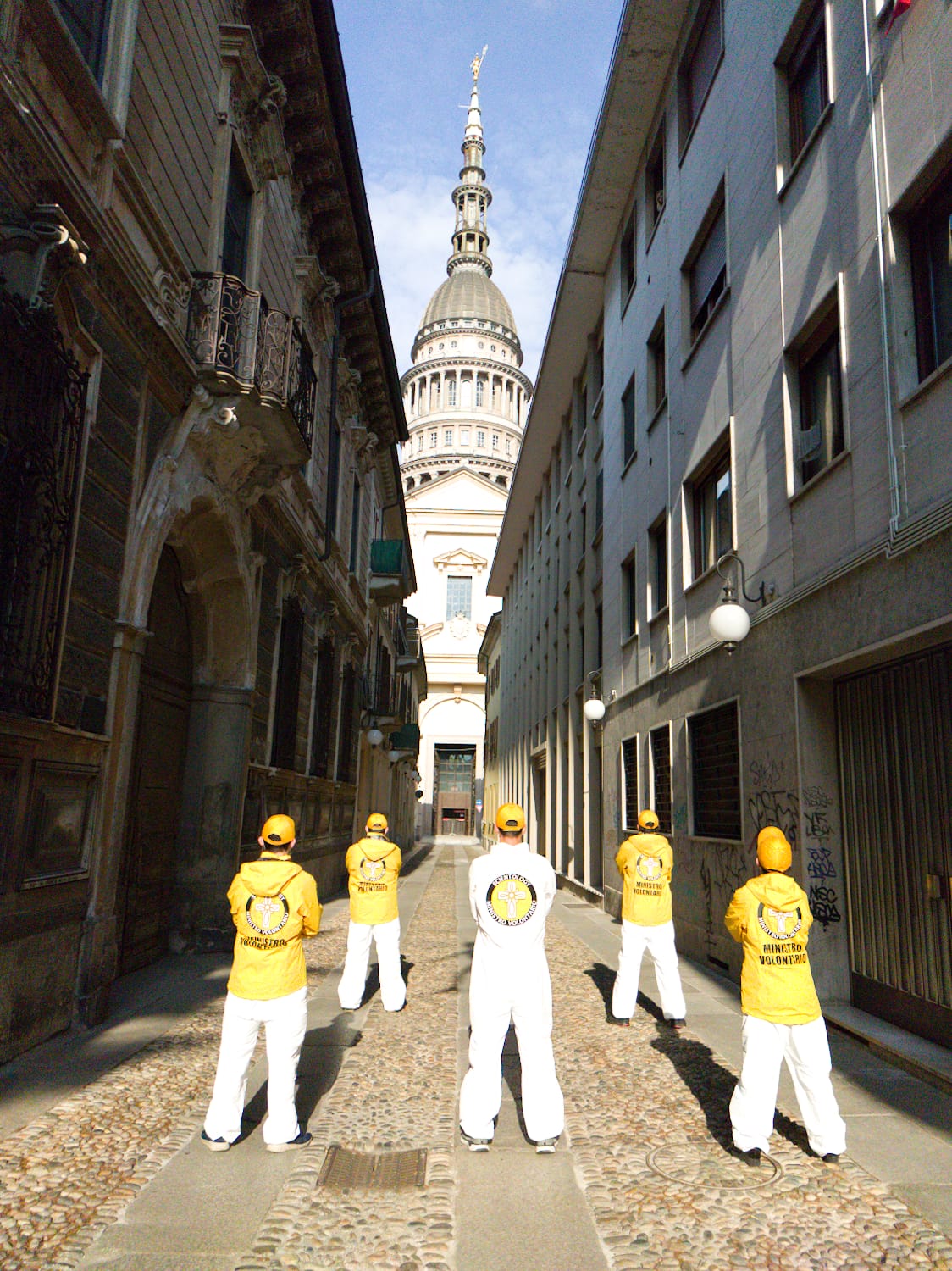 Foto 1 - Ministri Volontari di Scientology in azione a Novara