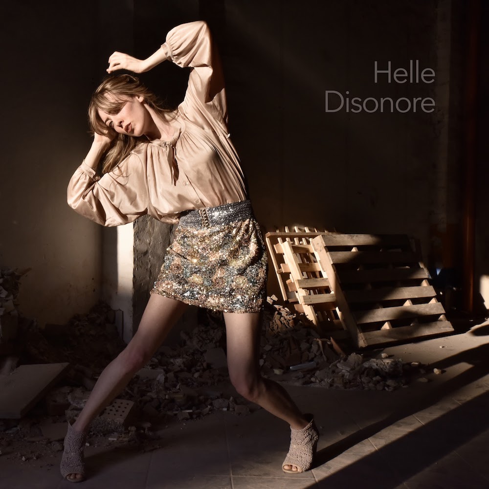 HELLE “Disonore” è il nuovo album della cantautrice e produttrice bolognese che segna la sua rinascita