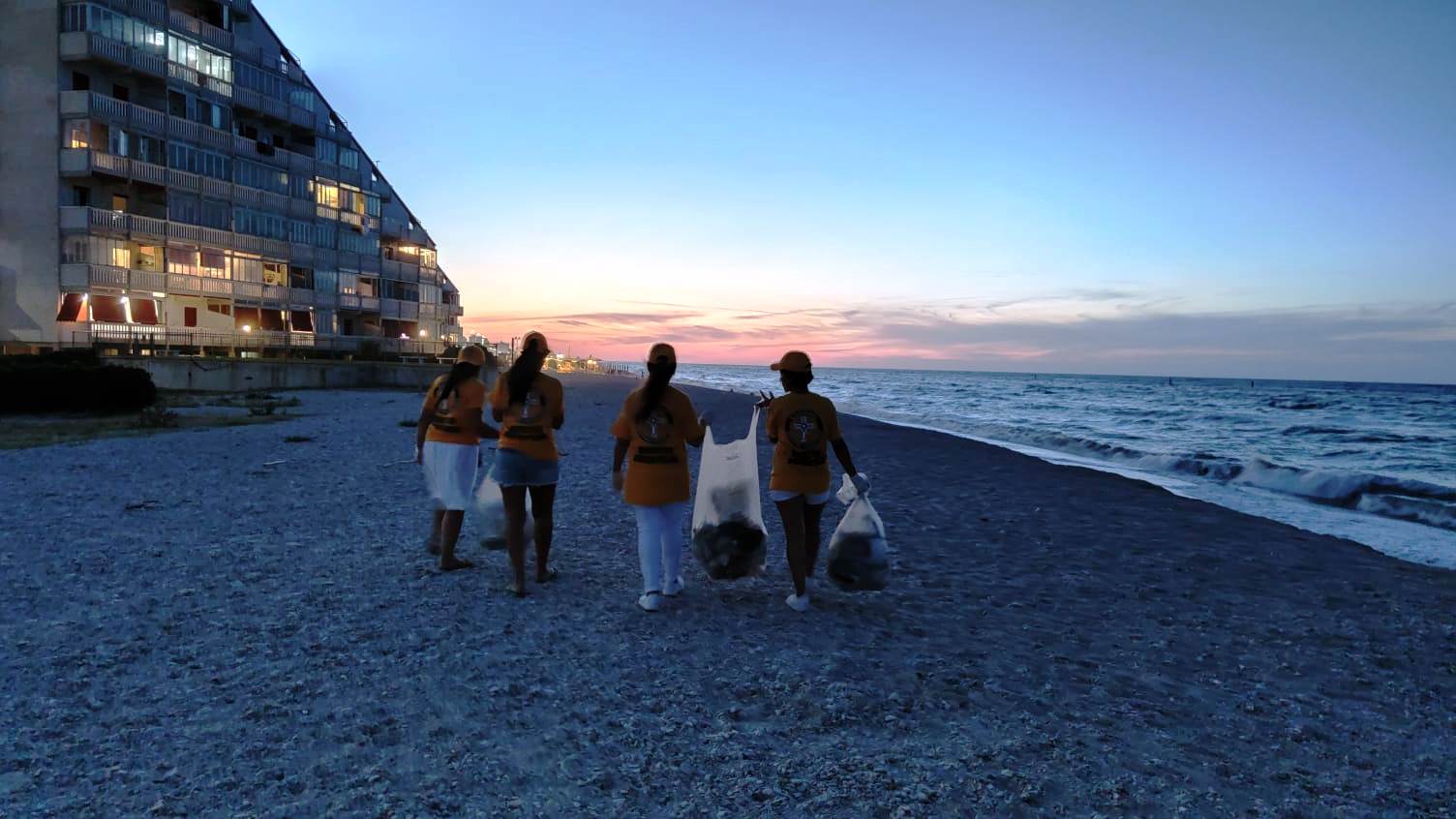 Foto 2 - Combattere il degrado e l’inquinamento ambientale raccogliendo plastica e cartacce: volontari all’opera per una pulizia della spiaggia a Marotta