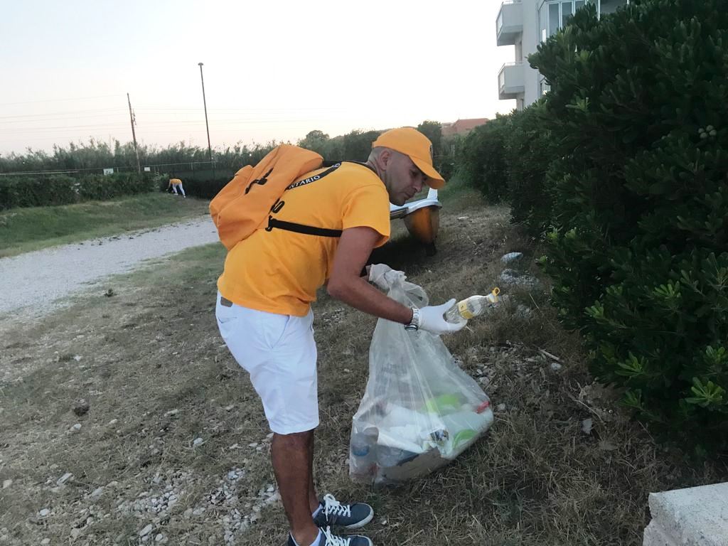 Foto 3 - Combattere il degrado e l’inquinamento ambientale raccogliendo plastica e cartacce: volontari all’opera per una pulizia della spiaggia a Marotta