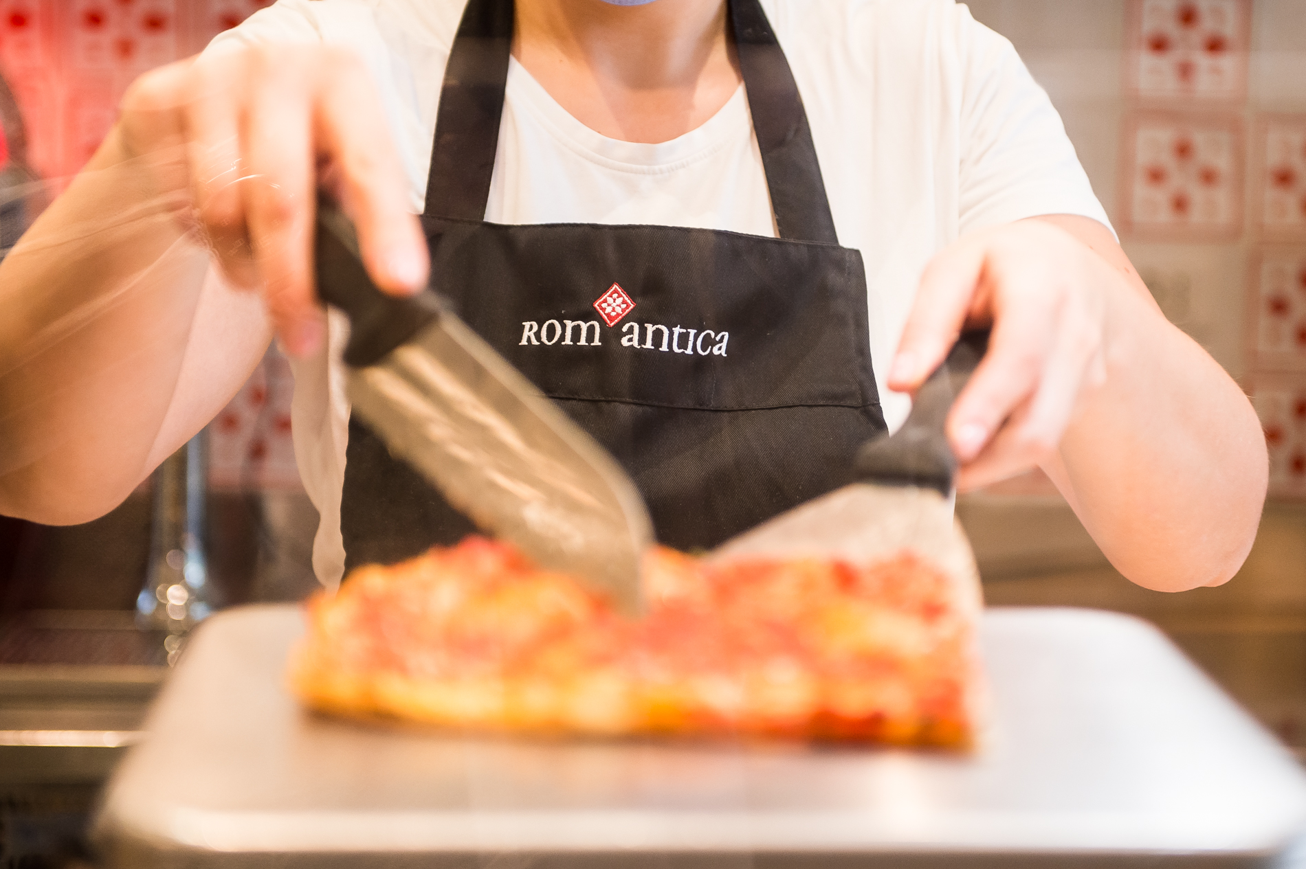 COMUNICATO STAMPA - VERA S.R.L. porta il brand Rom’antica in centro a Milano Un nuovo punto vendita dedicato alla pizza romana  apre le porte in Via Dante