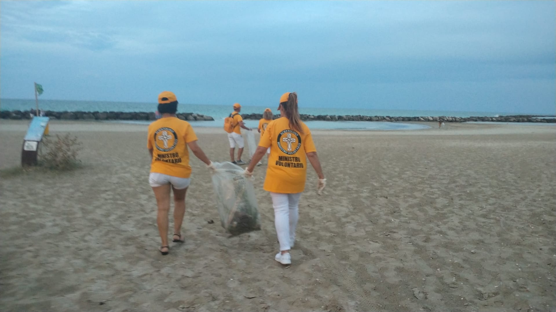 A CESANO volontari all’opera: raccolti due bei sacchi tra plastica e spazzatura nell’arenile e sul lungomare!