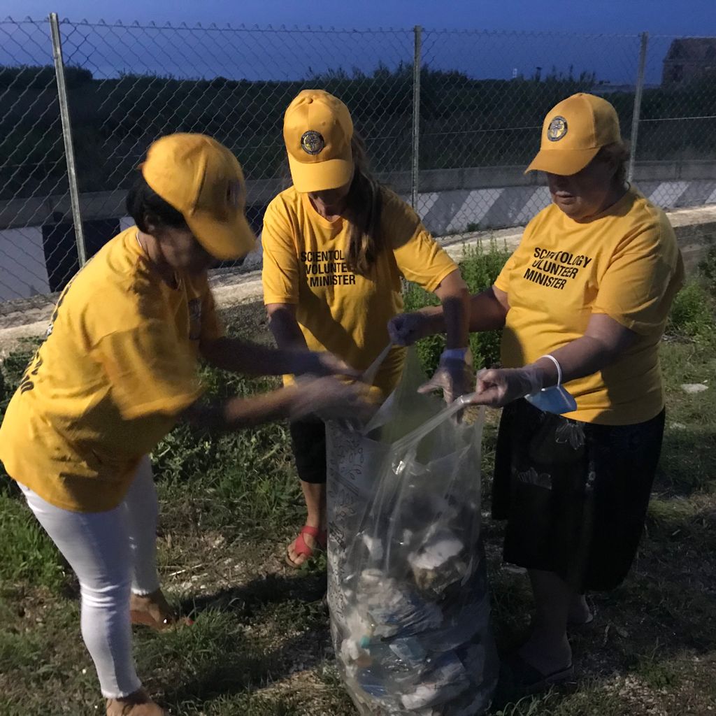 Volontari rimuovono oltre 30 chili tra plastica e spazzatura dal lungo mare in zona Cesano di Senigallia 