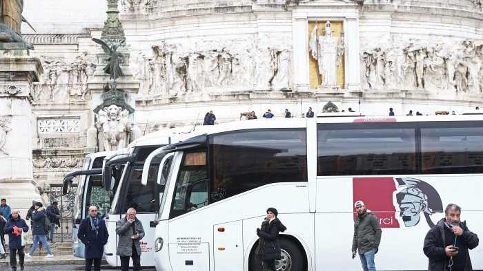 Bus turistici, servono i 50 milioni già stanziati per dare ossigeno al settore