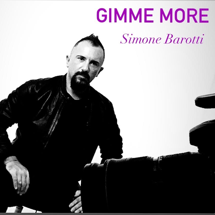 Simone Barotti pubblica di nascosto su youtube il video del suo nuovo singolo in uscita il 24 Settembre! Si intitola GIMME MORE e noi ve lo facciamo vedere!