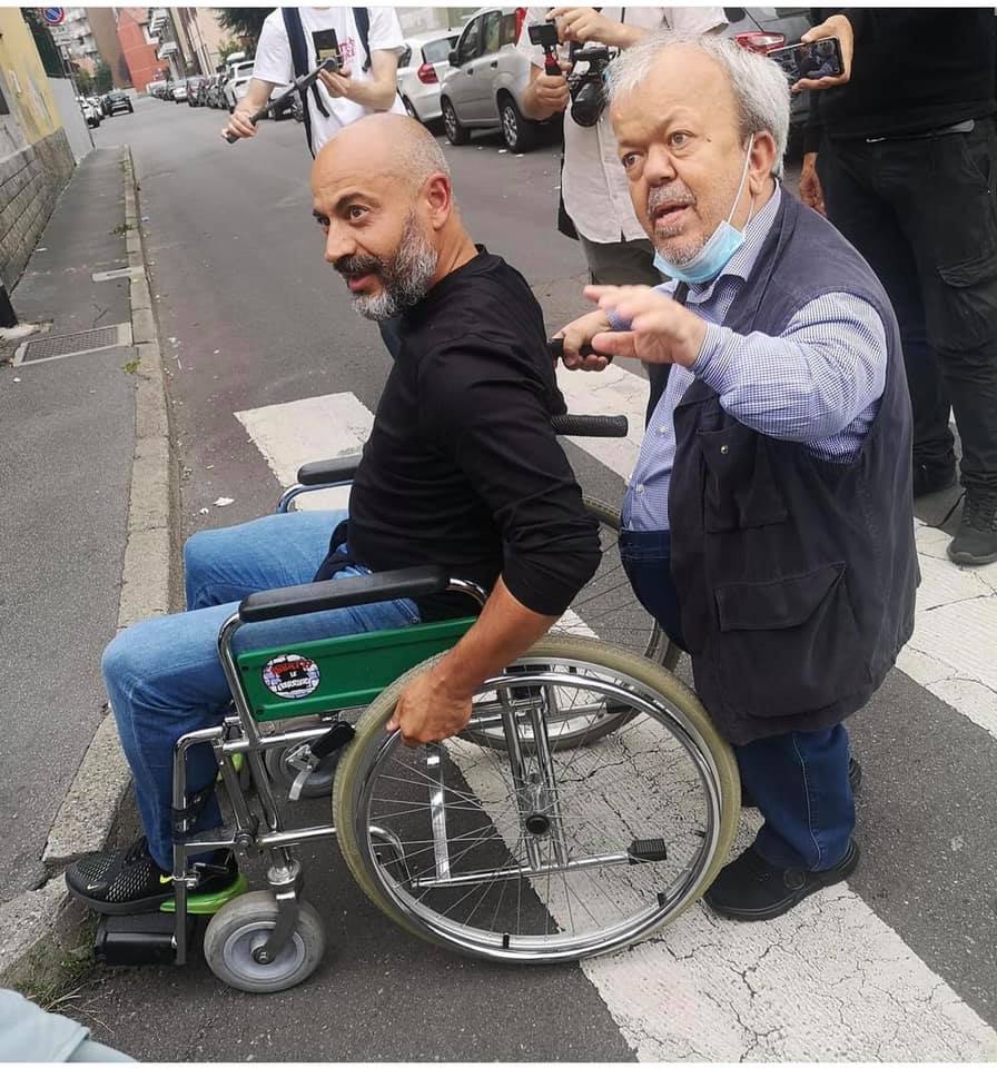 Gianluigi Paragone si siede in carrozzina per sperimentare le difficoltà dei disabili a Milano