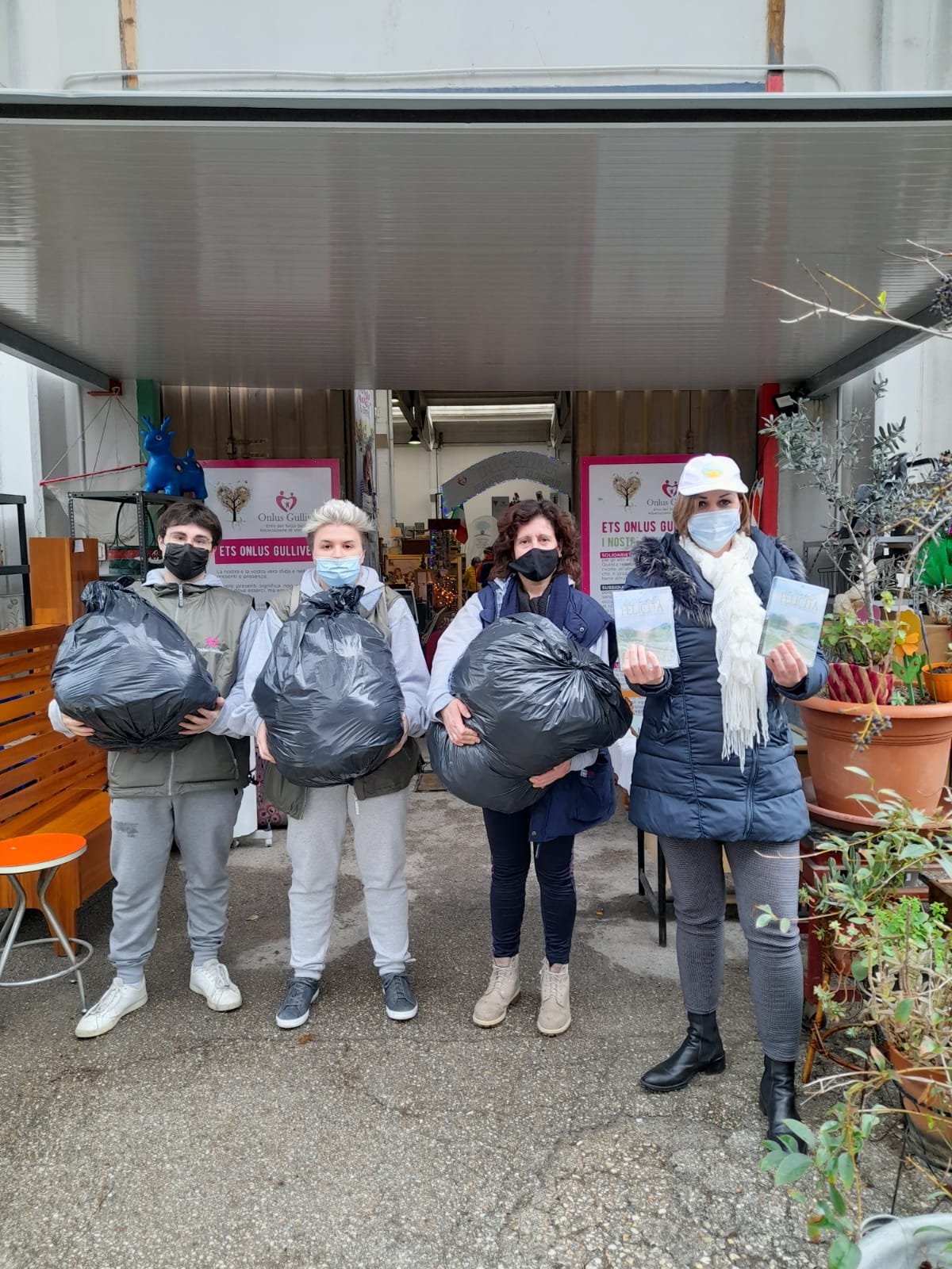 7 sacchi di vestiti donati dai volontari del gruppo La via della felicità per le famiglie bisognose di Pesaro